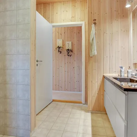 Hylleborg - 400m From The Sea By Interhome Feriehus *